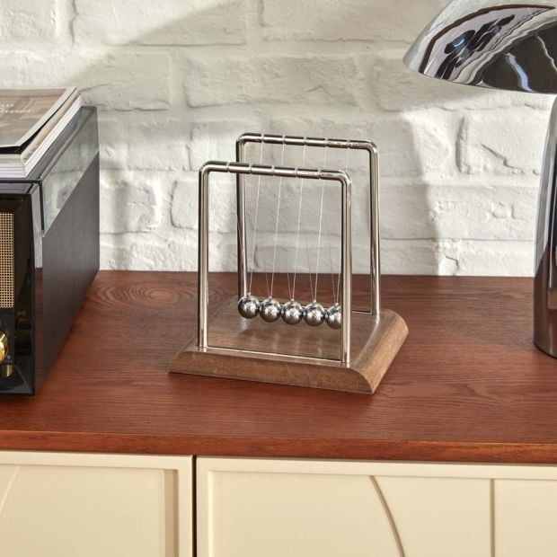 Декорация "Люлката на Нютон"