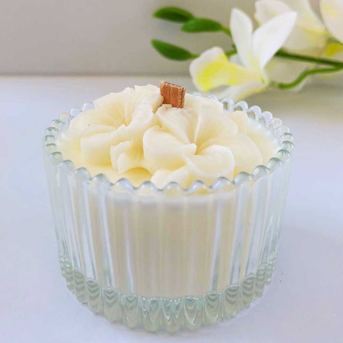 Lumânare parfumată cu fitil din lemn Elysium- Frezii - Pere-Mosc