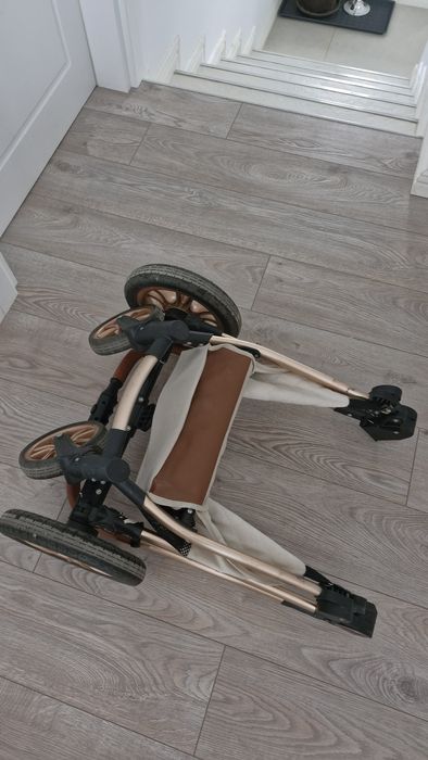 Vând cărucior 3 in 1  aproape nou