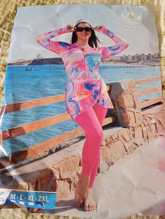 Буркини ( Муслималар учун епик чумилиш кийими)