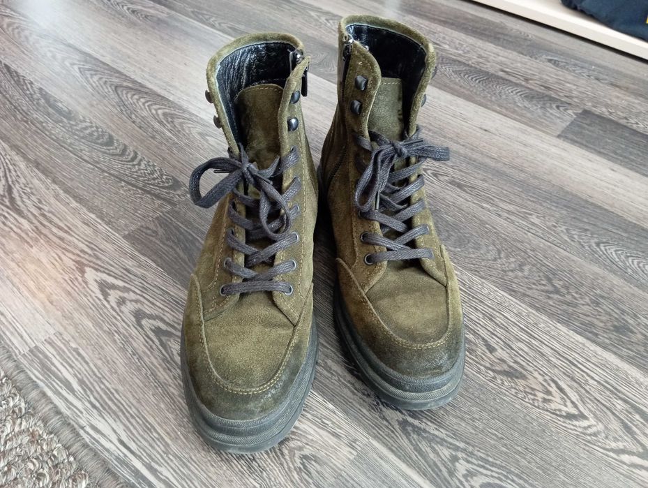 Bocanci, piele întoarsă, aproape noi