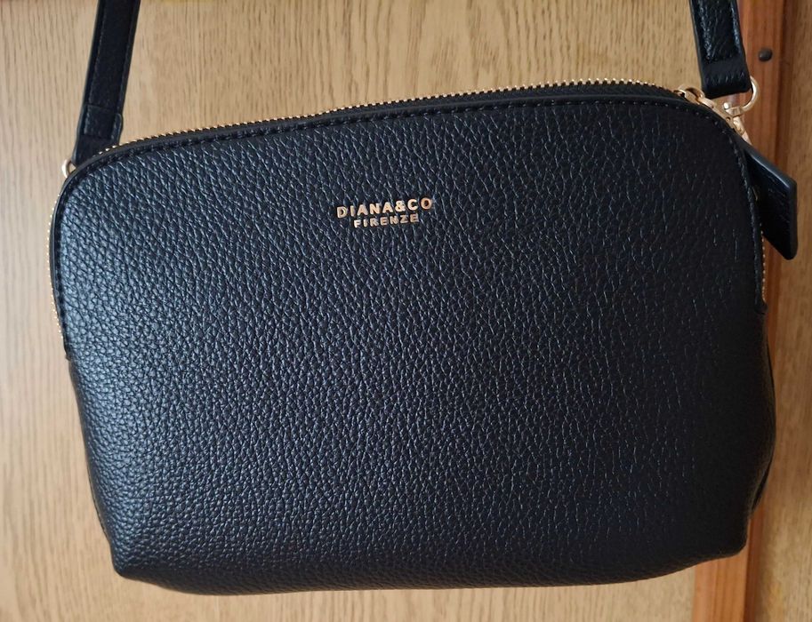 Дамска чанта от еко кожа в черен цвят. Нежен аксесоар за всеки повод.