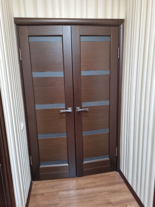 Продам б/у двери и люстру