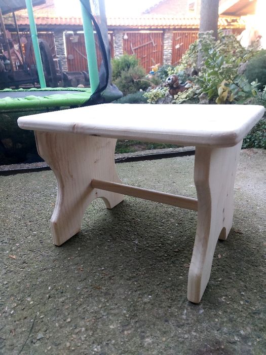 Дървено столче...