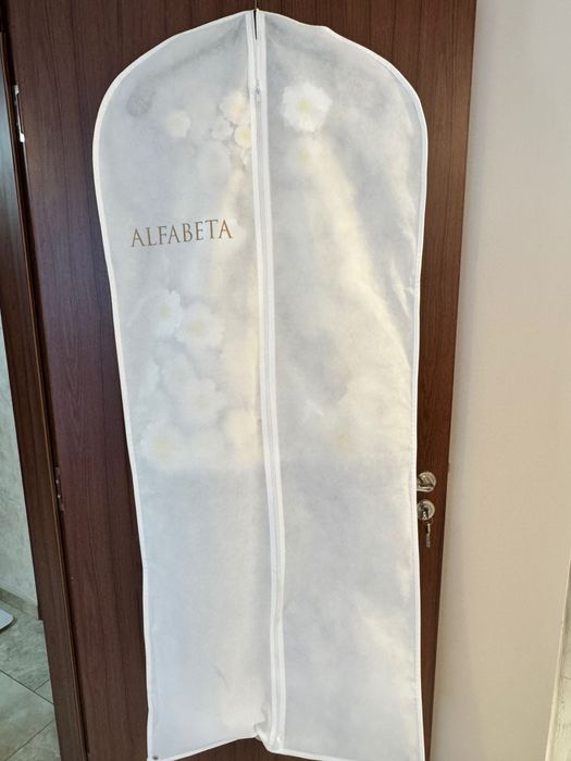 Бяла рокля с цветя