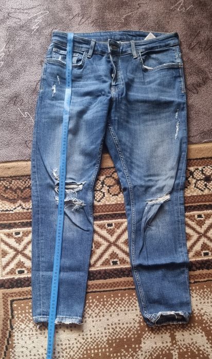 Vând blugi Zara Man