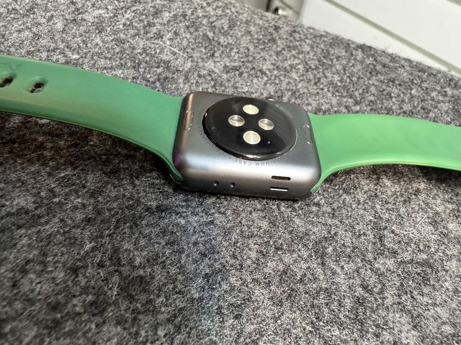 Apple Watch Series 3 (38мм) GPS + Зелена Каишка и USB-C Зарядно