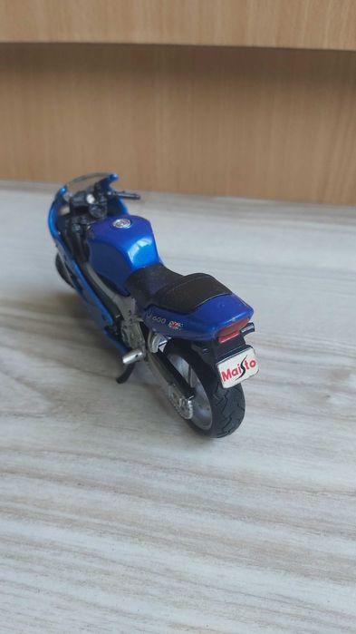 Vând machetă motocicletă Triumph TT 600 scara 1:18 cu defect