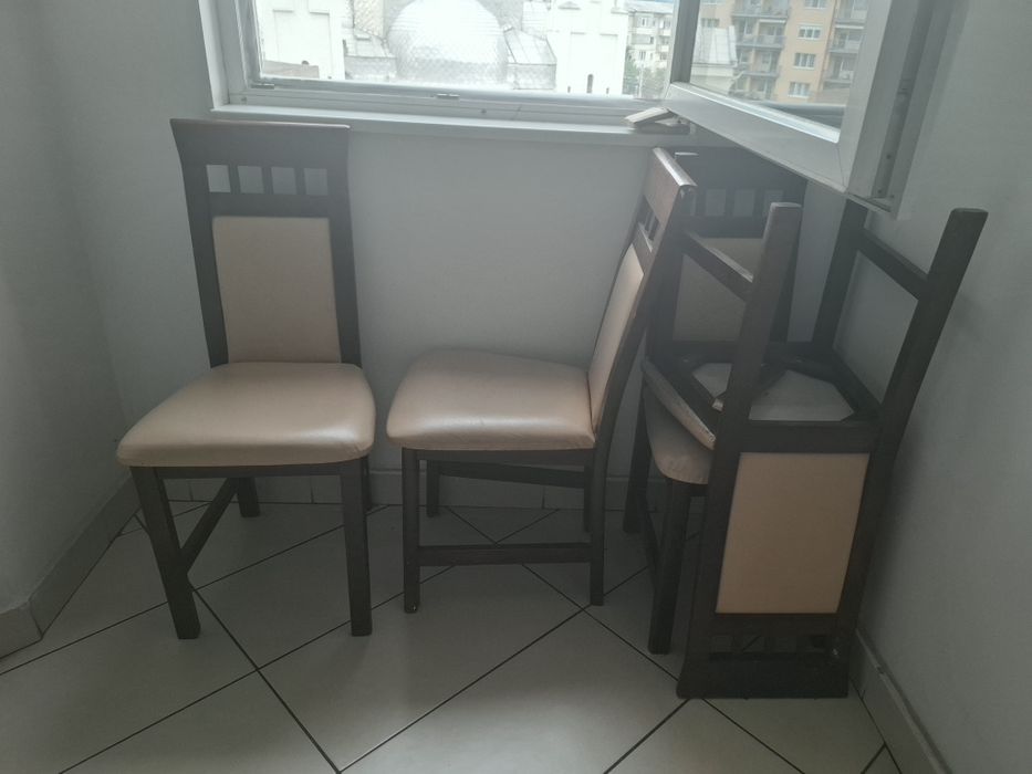 Vând 4 scaune în stare bună