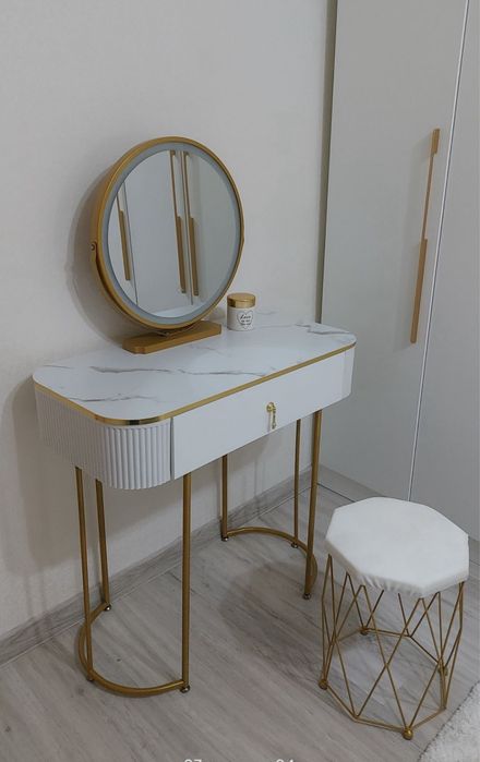 Туалетный столик и зеркало