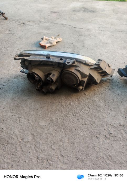 Toyota Avensis фары