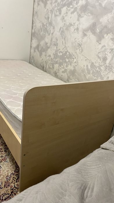 Продам кровать полуторку с матрасом