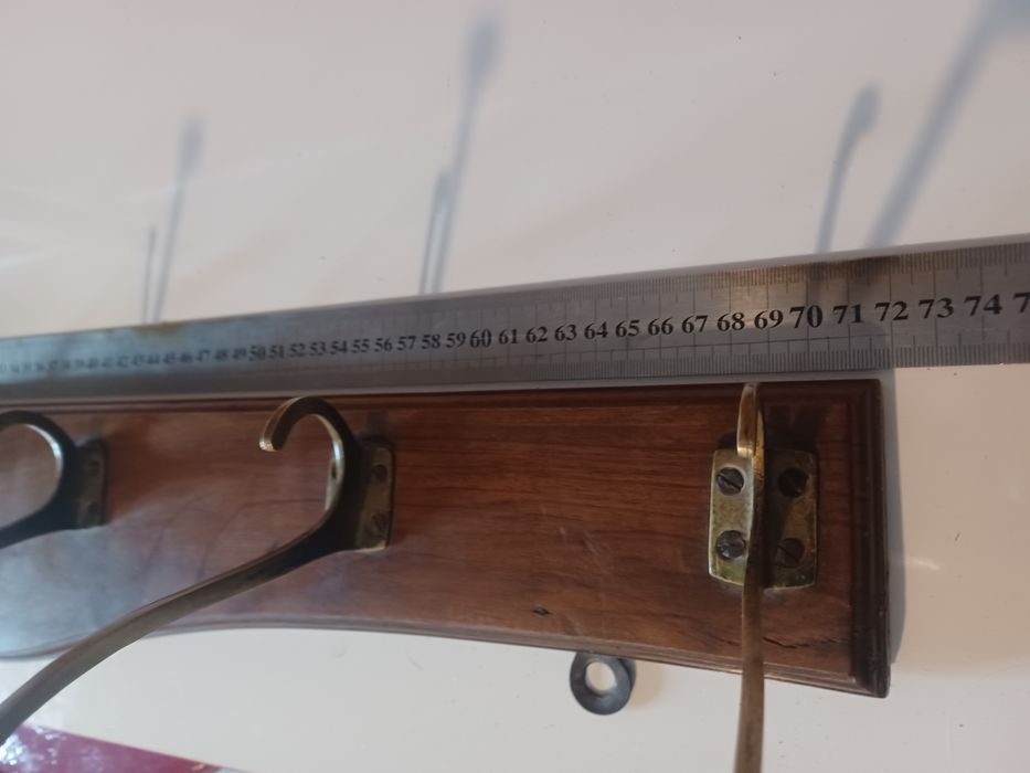 Стара ретро закачалка за стена. Орех и месинг.