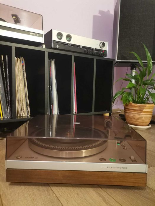 Продавам грамофон PHILIPS 22GA212 Electronic