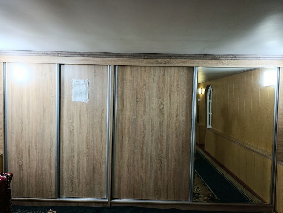 Гардеробни шкаф ясаттирилган