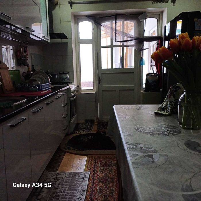 Центрда. Уй сотаман 6 хона 4 сотих расм озиники .брусчаткали