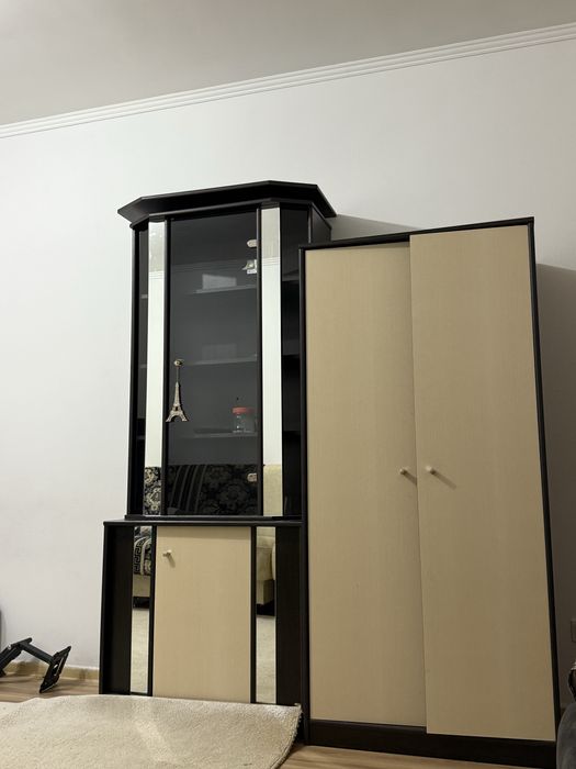 Продам 2 шкафа стеклянный и платяной