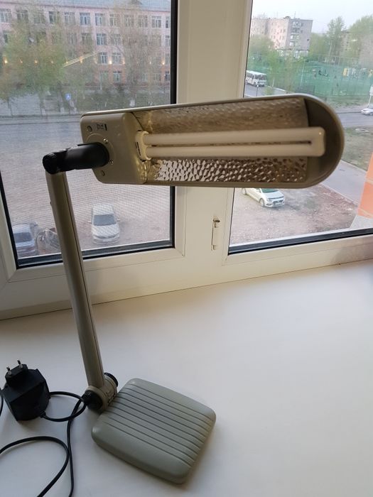 Продам лампу настольную