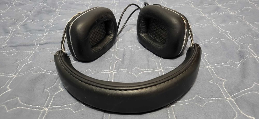 Căști over-ear Bowers & Wilkins P7 cu fir , cu un design elegant din piele neagră și finisaje metalice argintii