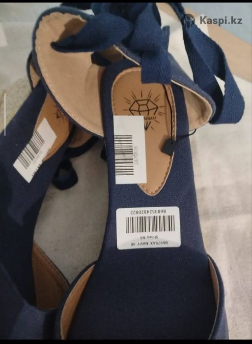 Босоножки на танкетке новые 40 размер.