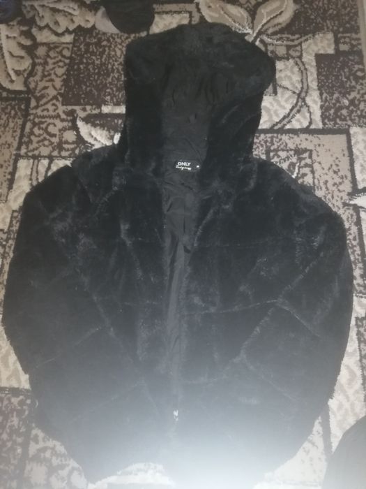 Сапоги и полушубок. Очень тёплые С Москвы привозила.