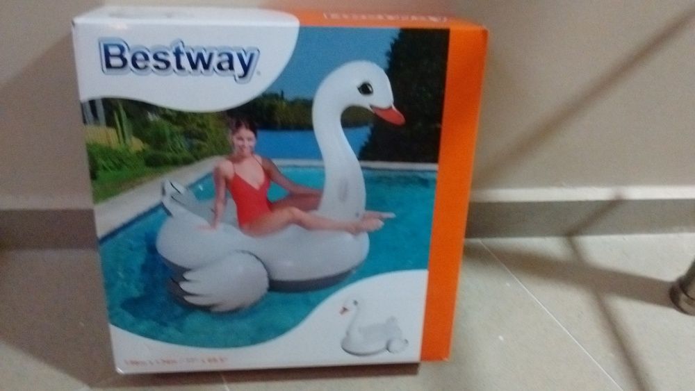 XXL Надуваем остров Лебед - Bestway