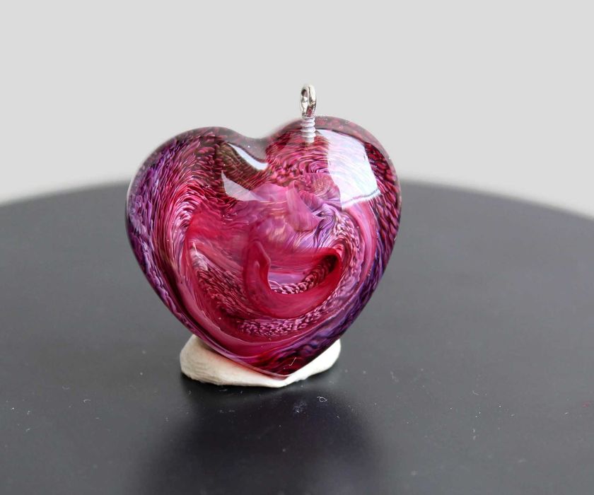 Ръчно изработено колие сърце от епоксидна смола – Авторска бижутерия