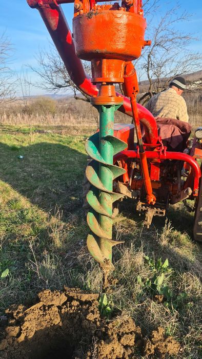Vând foreză / burghiu de pământ pentru tractor, funcțională, completă, cu 2 burghie.