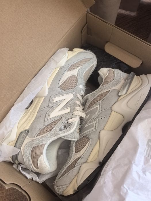 Сникърси New Balance 9060 в сиво и бежово