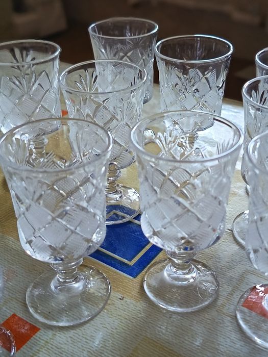 Хрустальные бокалы большие и маленькие