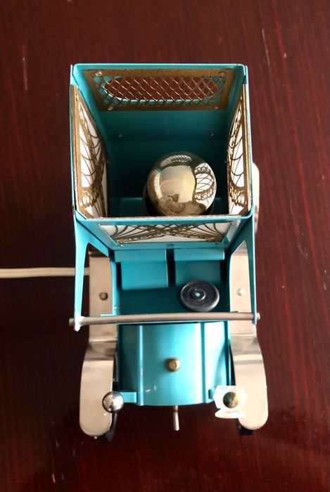 Много стара лампа олдтаймър от метал. Антика.