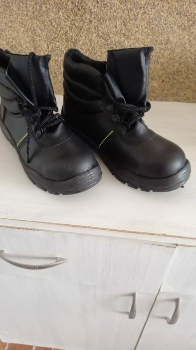 Продается дождевик и спец.обувь