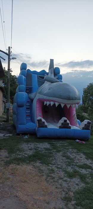 Надуваем батут акула