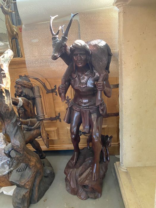 Голяма масивна статуя Ловец екзотично дърво 172 см.