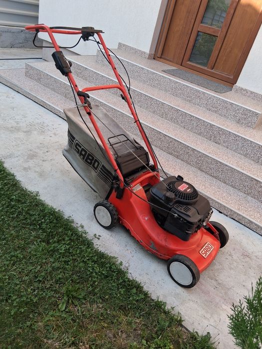 Vând mașină de tuns iarba pe benzină Sabo.