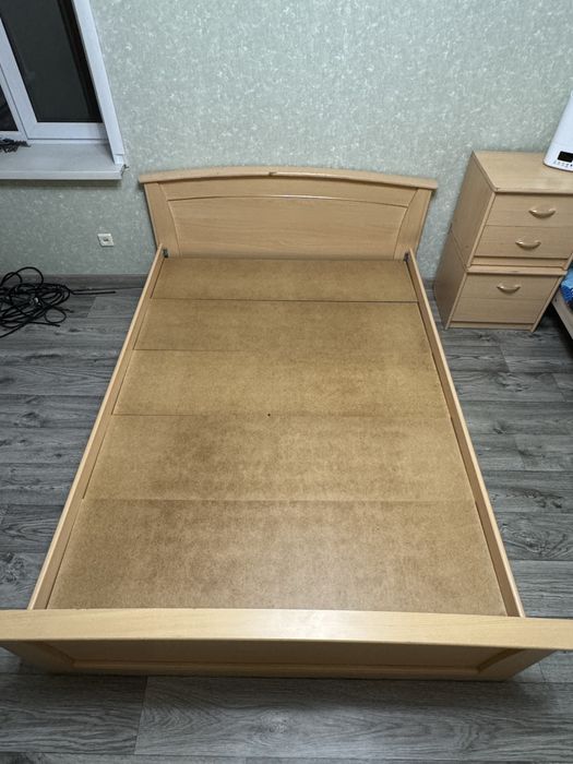 Кровать с предкроватными тумбами