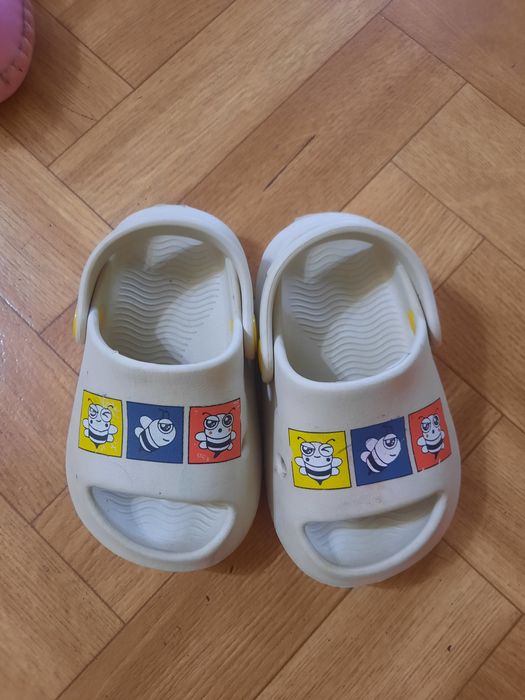 Продаю детскую обувь.