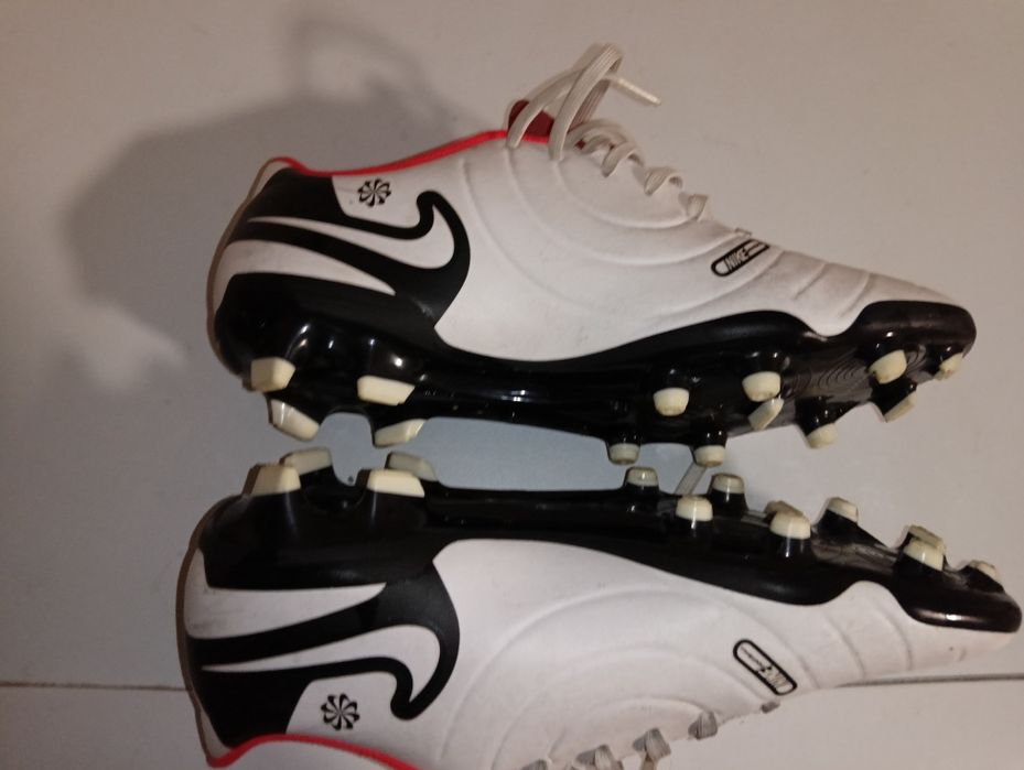 Продавам бутонки за футбол