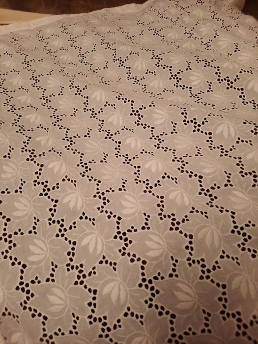 Fata de perna alba din bumbac cu broderie sparta.