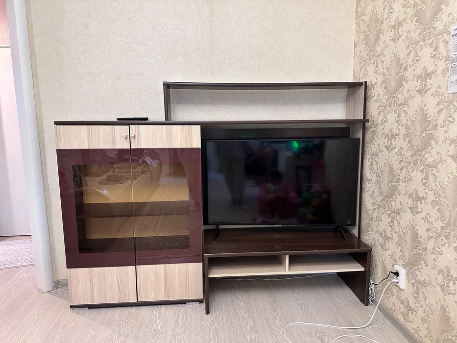Стенка с ТВ-тумбой и витриной, в хорошем состоянии