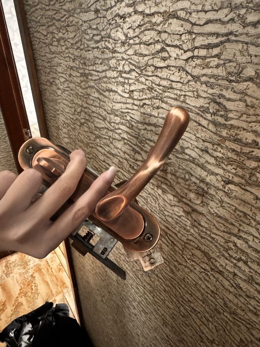 Дверная ручка бронзовая