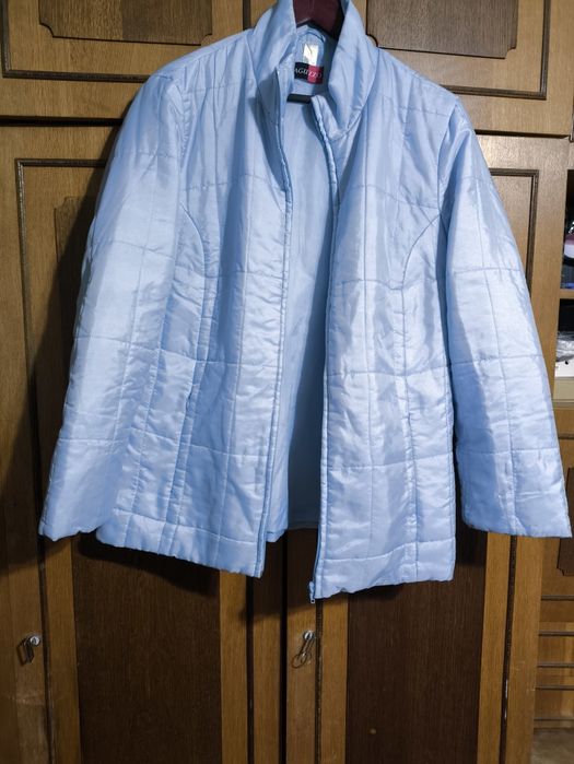 Голубая  женская куртка  и джинсы