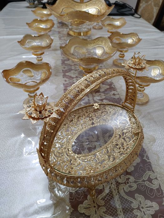 Богема ва чинни идишлар сотилади