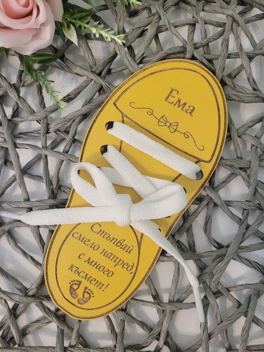 Подарък за прощъпулник. Образователна играчка. Дървена обувка с връзки