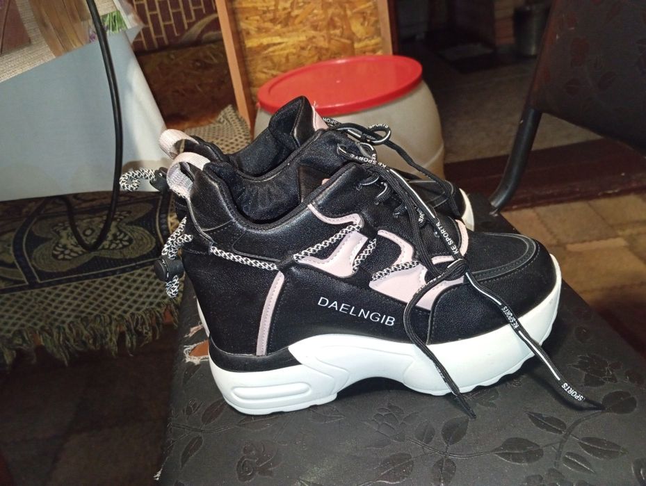 Продам новые кроссовки(сникерсы)