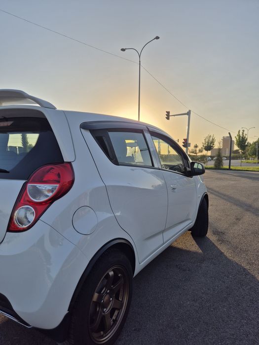 Автомобиль Spark 1 торг есть