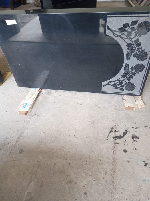 Piatra funerara pt. mormânt, granit negru din România