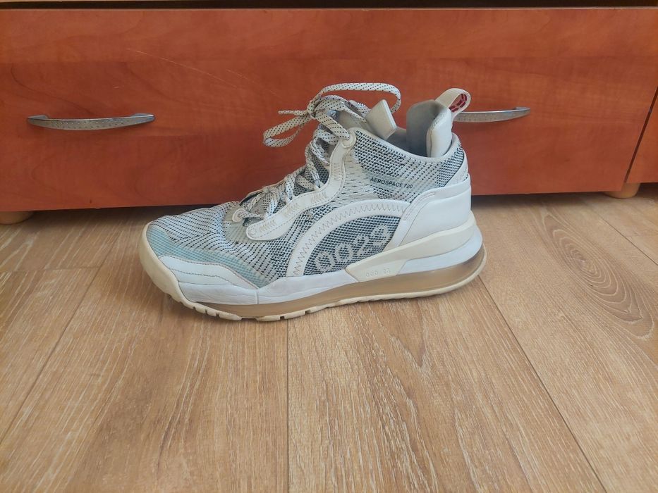 Vând o pereche de adidasi aerospace 720