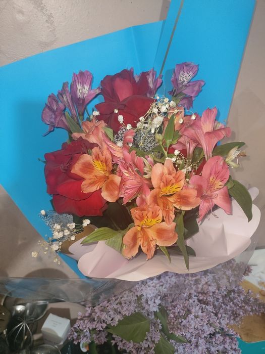 Бу әдемі гүлдер сіздерді күтеді