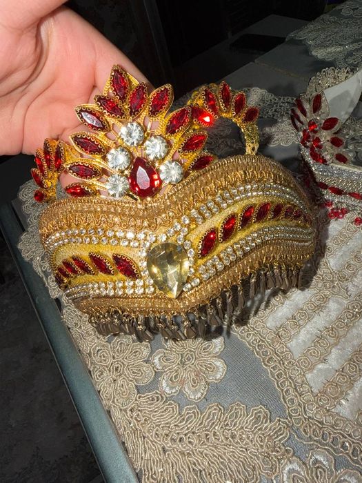 Tilla qoshlar sotiladi
